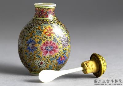 图片[3]-Glass-body painted enamel snuff bottle with flowers against a golden background, Qing dynasty, Qianlong reign (1736-1795)-China Archive